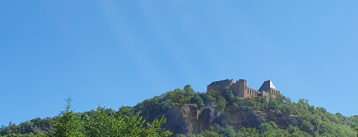 Blick auf Burg Nideggen vom Campingplatz Hetzingen in der Eifel